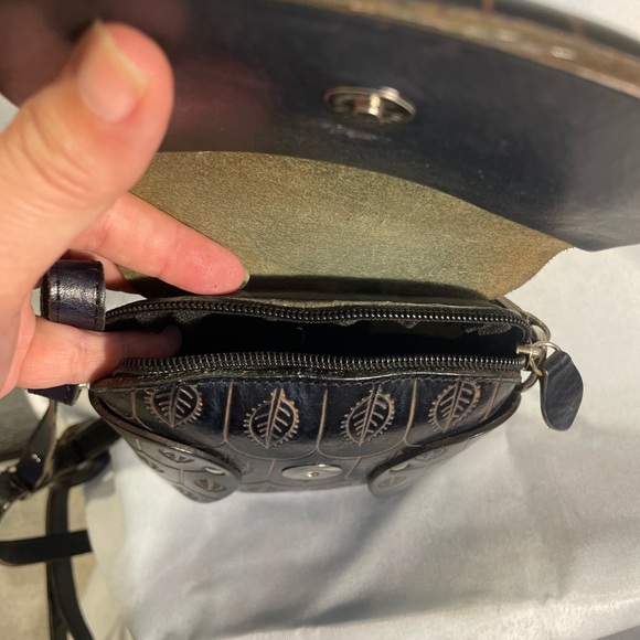 Elegant Black Owl Crossbody Bag - Picture 4 of 6